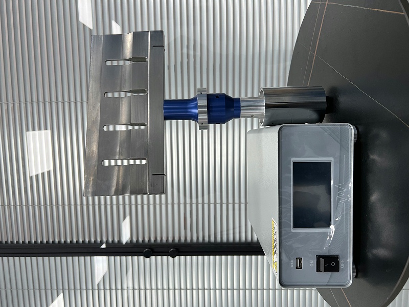 恒友音达超声波切割刀切割ABS塑料件现场图